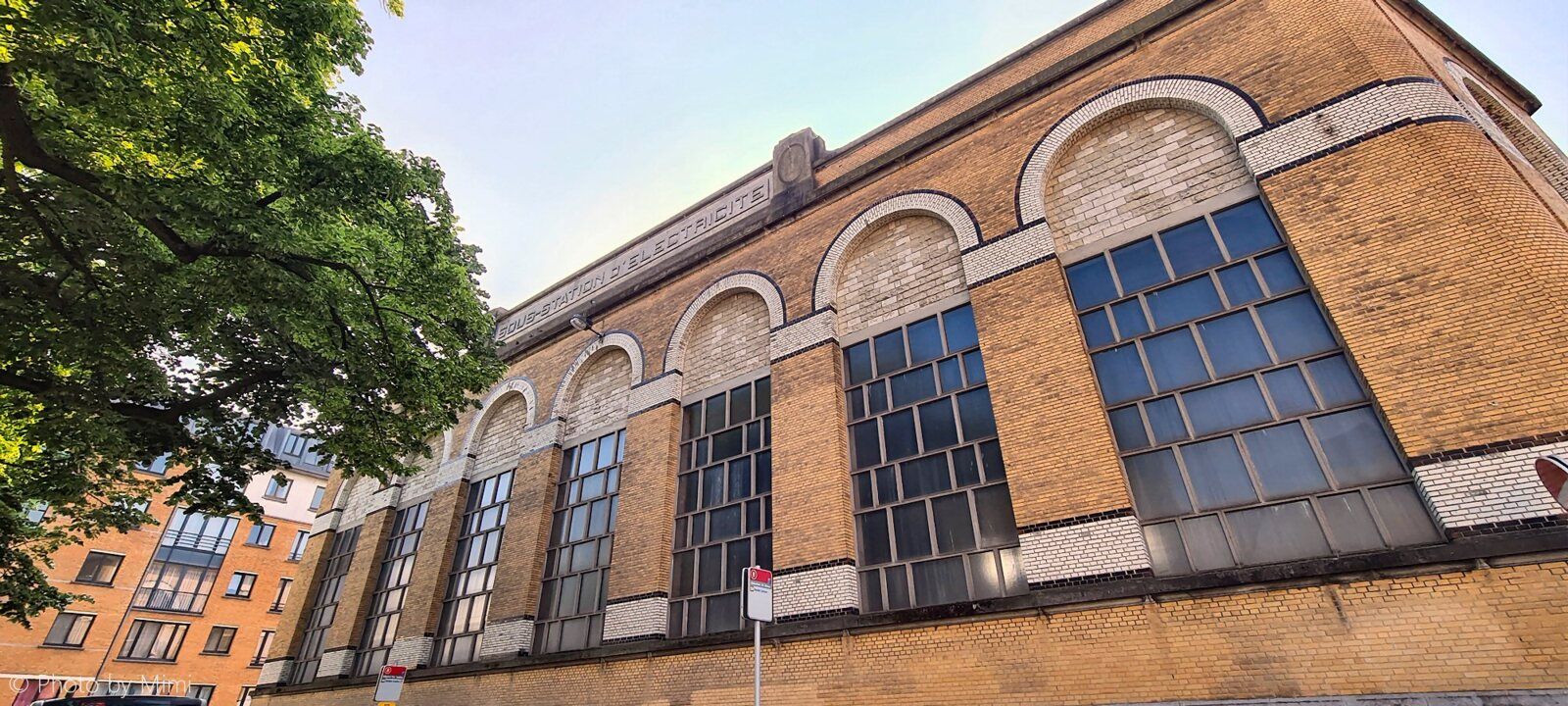 C’est un bâtiment de style Art déco industriel, construit dans les années 1920 pour la Société Bruxelloise d’Électricité.